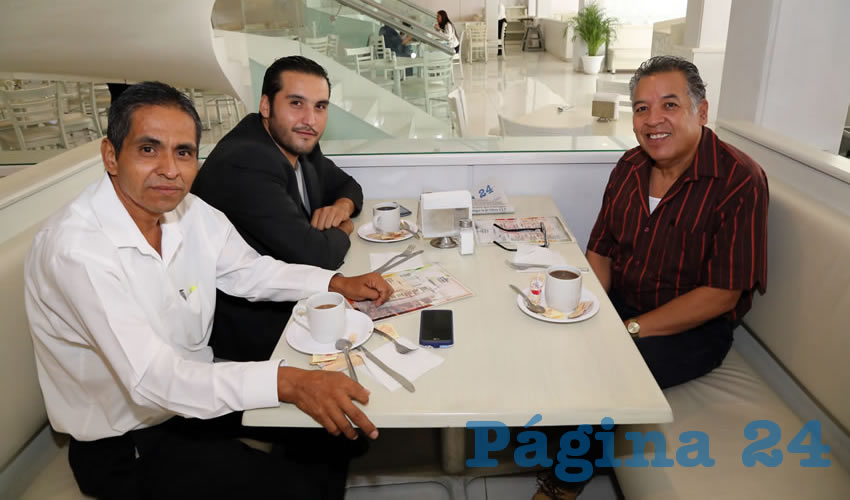 En el restaurante Del Centro compartieron el pan y la sal Ra&uacute;l Gonz&aacute;lez Reyes, regidor del Municipio de San Jos&eacute; de Gracia; Aldo Ruiz S&aacute;nchez, presidente del Comit&eacute; Directivo Estatal de Morena; y Cuitl&aacute;huac Cardona Campos, representante de Morena ante el Organismo P&uacute;blico Local Electoral (OPLE)