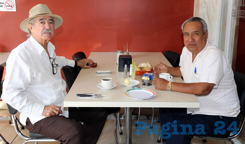 En el restaurante Mitla almorzaron Rafael Herrera N&aacute;jera, secretario general de la Asociaci&oacute;n Nacional Revolucionaria &ldquo;General Leandro Valle&rdquo;, y Evaristo Velasco &Aacute;lvarez, presidente de la Sociedad Mexicana de Geograf&iacute;a y Estad&iacute;stica de Aguascalientes
