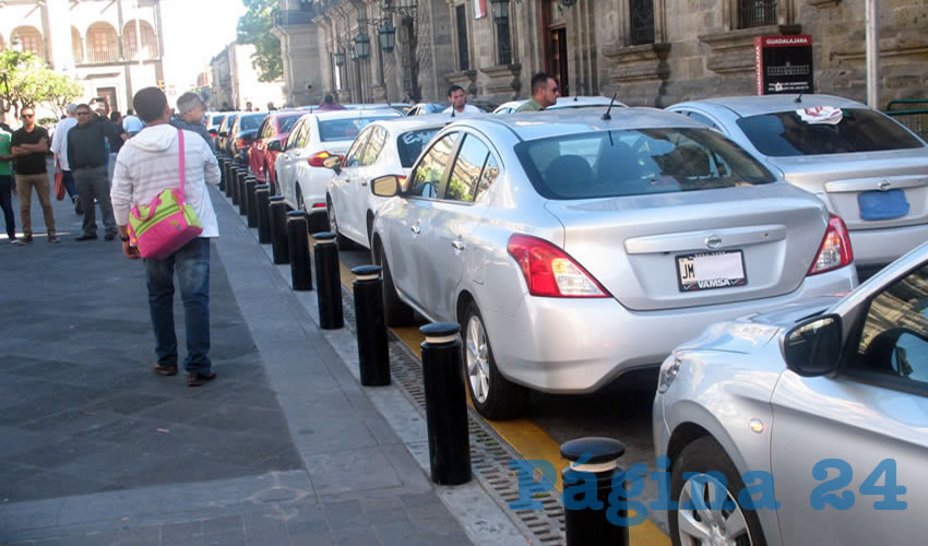 Desde que se implementó la modalidad de cobro en efectivo, los choferes de Uber han padecido más de 120 asaltos, algunos de ellos con violencia, con lo que se han vuelto blanco de la delincuencia. Incluso, la semana pasada uno de sus compañeros fue asesinado en Tlaquepaque/Fotos: Francisco Tapia