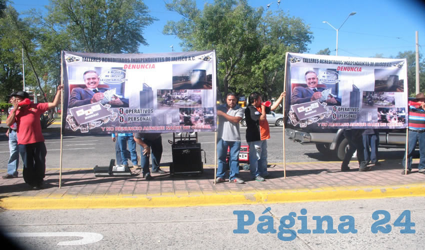 Ayer, decenas de mecánicos acreditados se manifestaron afuera de la Secretaría de Movilidad para exigir la renuncia del secretario Servando Sepúlveda, por su pobre desempeño en el combate a la mala calidad del aire. Los inconformes también tronaron contra las omisiones de la titular de Medio Ambiente, Magdalena Ruiz/Fotos: Francisco Tapia