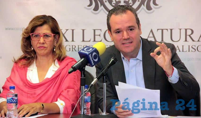 El diputado Miguel Monraz Ibarra no dejó de criticar el fracaso del fiscal Eduardo Almaguer Ramírez y de los comisarios de Seguridad municipales, al no brindar tranquilidad a los ciudadanos; por esto mismo señaló la urgencia de restructurar los modelos y el cómo se proporciona “seguridad” a los jaliscienses/Foto: Francisco Tapia 