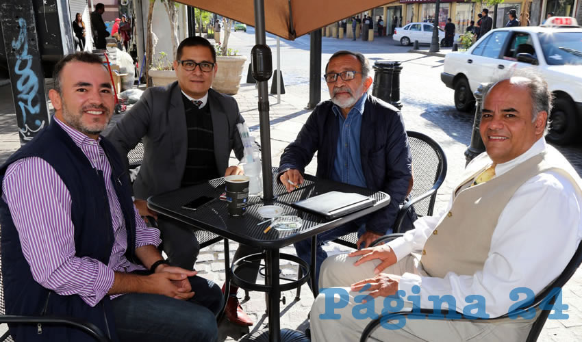 Mauricio Gonz&aacute;lez L&oacute;pez, empresario; Ricardo Serrano Rangel, Enrique Rodr&iacute;guez Varela, profesor investigador de la UAA; y Eugenio Nu&ntilde;o conversaron en Caf&eacute; Punta del Cielo