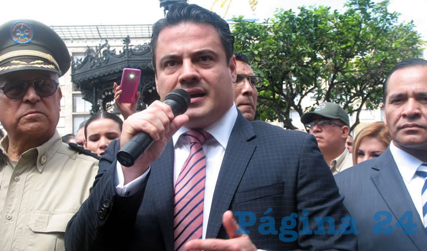 Aunque la percepción ciudadana de inseguridad es altísima, “no por ello se tiene que actuar a vapor por una urgencia electoral más que una urgencia de fondo”, criticó el gobernador Aristóteles Sandoval, al señalar que cuando menos existen 40 inconsistencias legales en la Agencia Metropolitana de Seguridad pretendida por Enrique Alfaro/Foto: Archivo Página 24