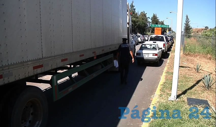 La intención de estas revisiones es verificar las condiciones mecánicas de las unidades, el peso para transitar y las condiciones de salud de los conductores, a fin de que no ocurran más percances que cobren vidas de jaliscienses/Fotos: Francisco Andalón López 