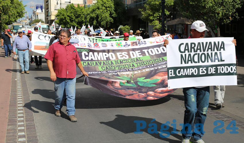 La concentración transitó por la calle Francisco I. Madero hasta llegar a Plaza de Armas