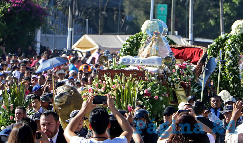 Por segundo año se utilizó una ruta alterna para llevar a la virgen a su casa, la basílica de Zapopan; pese a las obras por la línea 3 del tren ligero, según las autoridades este año asistieron 300 mil personas más que en 2015/Foto: Cuartoscuro