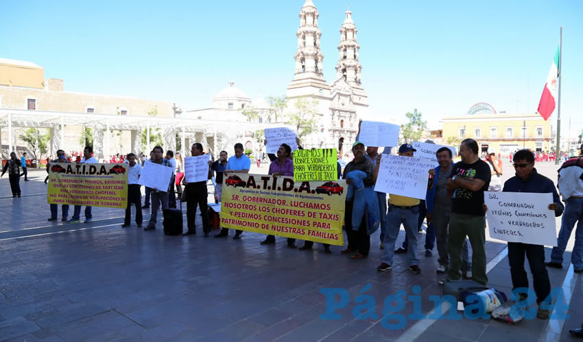 El contingente de más 40 taxistas arribó a Plaza de Armas alrededor de las 11:00 de la mañana (Foto: Eddylberto Luévano Santillán)