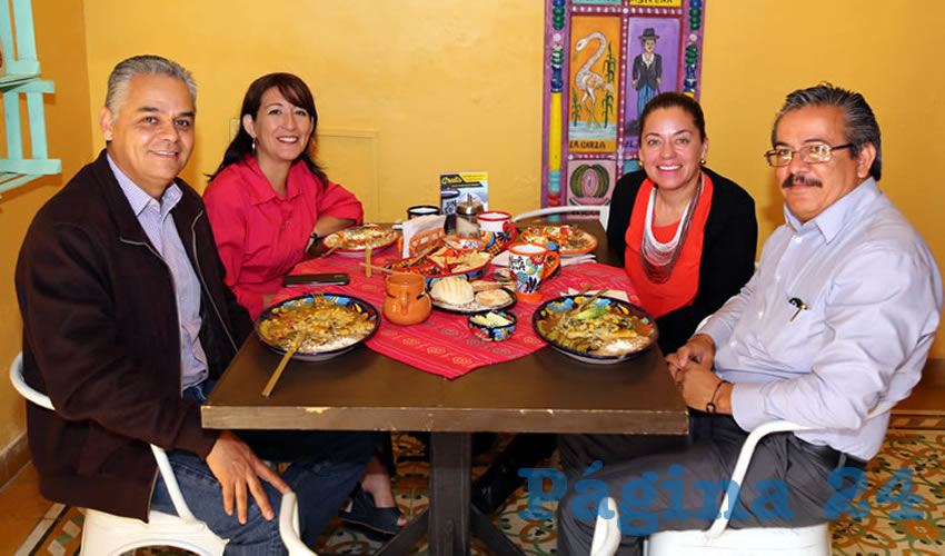 En el Mercadito Gastron&oacute;mico compartieron el pan y la sal Noel Mata Atilano, presidente municipal electo de Jes&uacute;s Mar&iacute;a; Ver&oacute;nica Dur&aacute;n Alonso, Ivonne Laredo Guzm&aacute;n y Jos&eacute; Luis Bonilla Barr&oacute;n, periodista