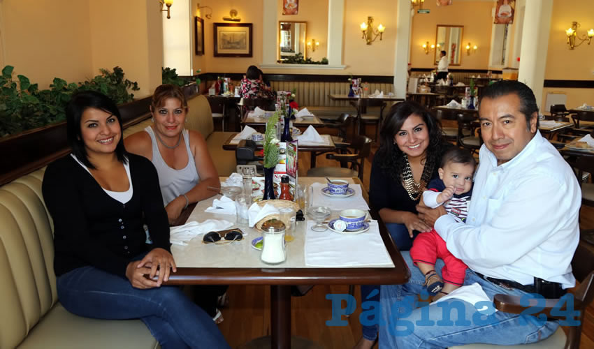 En Sanborns Francia almorzaron en familia Frida Gonz&aacute;lez Alonso, Pilar Alonso Rangel, Pilar Anah&iacute; Gonz&aacute;lez Alonso, el ni&ntilde;o Luis Santiago Hurtado Gonz&aacute;lez y Adri&aacute;n Gonz&aacute;lez S&aacute;nchez, licenciado en Relaciones Internacionales