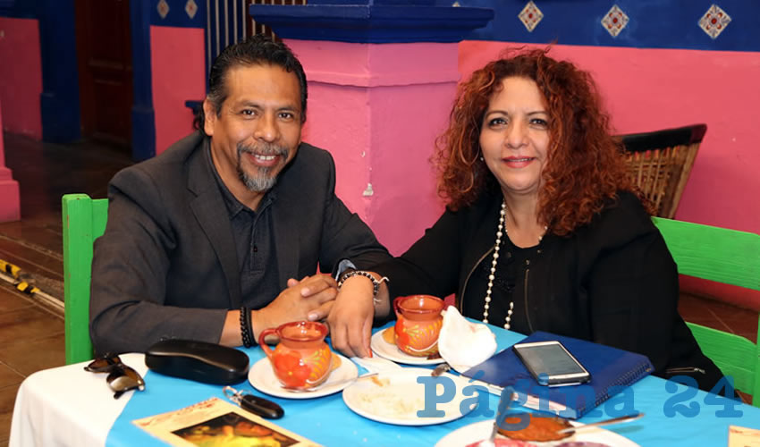 En La Saturnina compartieron el primer alimento del d&iacute;a los profesores Rub&eacute;n Hern&aacute;ndez Rodr&iacute;guez y Adriana Hurtado Flores