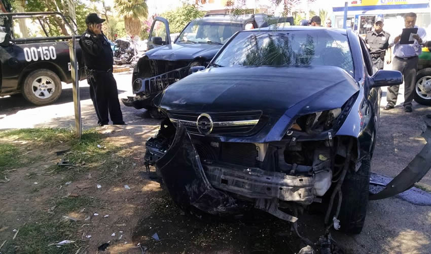 Los dos veh&iacute;culos, con huellas de la colisi&oacute;n