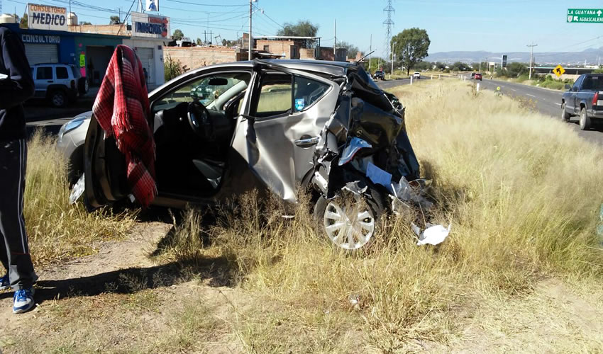 El Nissan Platina quedó destrozado, sobre el camellón central