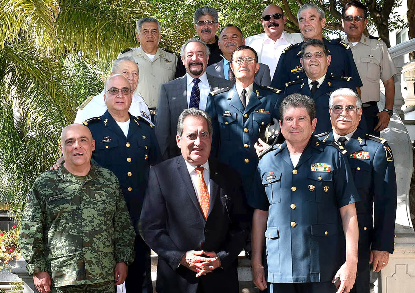 Carlos Lozano de la Torre se reúne con generales y un vicealmirante, a quienes agradeció la entrega y compromiso con la seguridad del estado