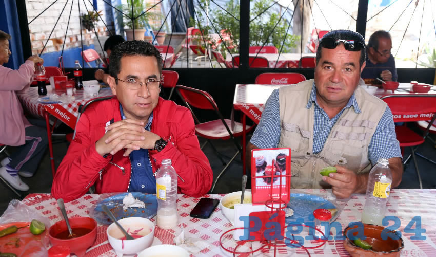 En tacos &ldquo;Mi Sergio&rdquo; almorzaron Armando Villagr&aacute;n, director del DIF municipal, y Ricardo Becerra Mireles