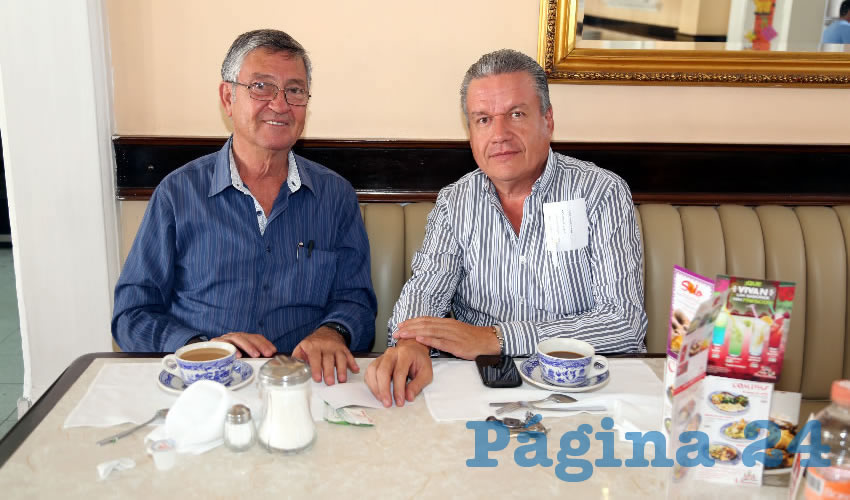 En Sanborns Francia platicaron Ram&oacute;n Romo Gonz&aacute;lez y Jes&uacute;s Flores S&aacute;nchez