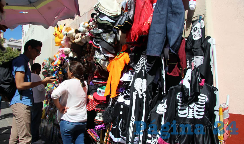 Los disfraces más económicos se pueden comprar desde 140 pesos, que son de calavera, aunque el más costoso es el vestido de catrina que cuesta hasta 400 pesos (Foto: Rocío Castro Alvarado)