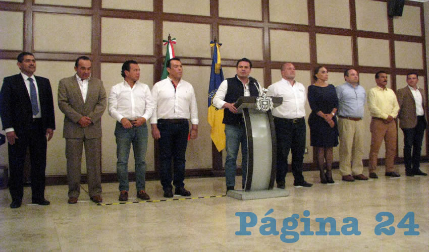 El artículo 176 de la ley del sistema de seguridad pública de Jalisco habla de delitos contra el funcionamiento del sistema de seguridad estatal pública; dice que se impondrá de uno a dos años de prisión y multa de 100 a 200 días de salario mínimo a quien siendo autoridad o mando en las instituciones de seguridad pública no se coordine en el ámbito de sus atribuciones con entidades diversas a él, como ocurrió con los alcaldes de la ZMG y el gobernador/Fotos: Archivo Página 24