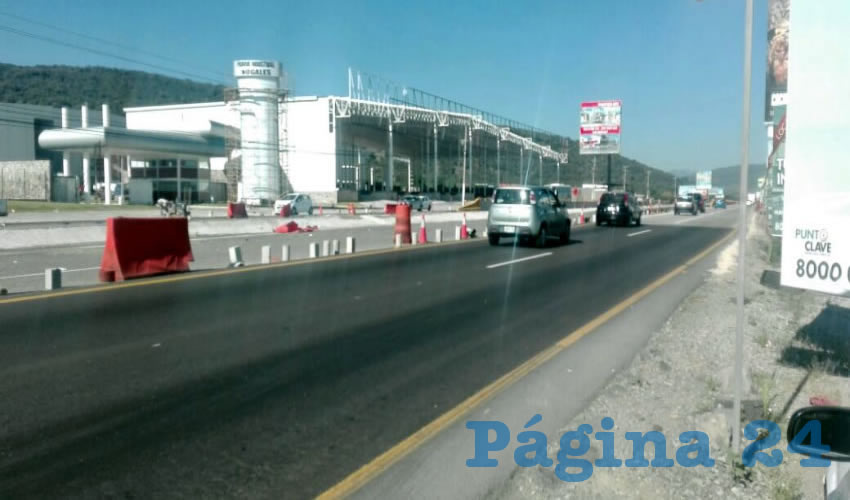Este nodo se ubica a la altura del kilómetro 12.5 de la carretera a Nogales y se trata de un túnel vehicular para que los carriles centrales sean subterráneos y los vehículos que quieran dar vuelta lo hagan a nivel de superficie; falta una cuarta parte de la obra y al día de hoy se mantiene con obstáculos que impiden la libre circulación/Fotos: Francisco Andalón López 