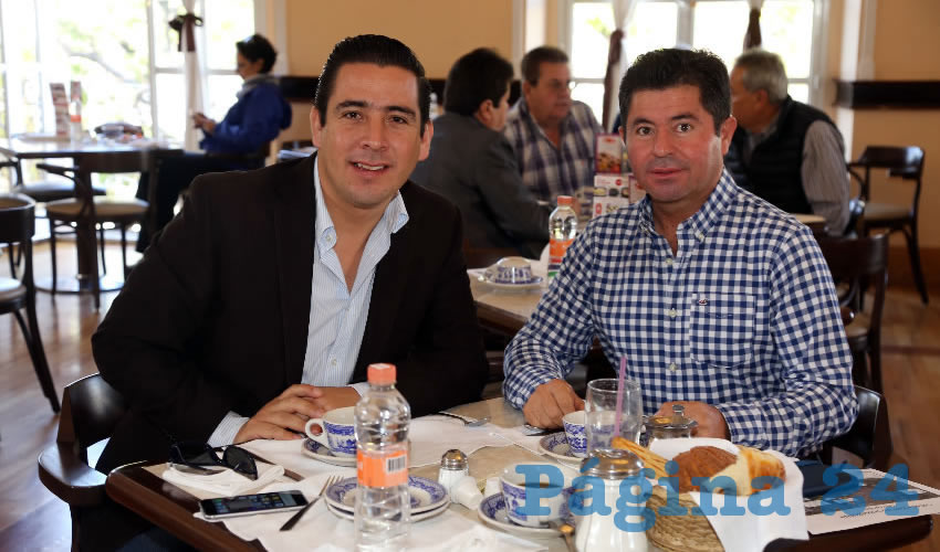 En Sanborns Francia compartieron el pan y la sal los panistas Gustavo B&aacute;ez Leos, diputado local electo, y Jorge L&oacute;pez Mart&iacute;n, diputado federal