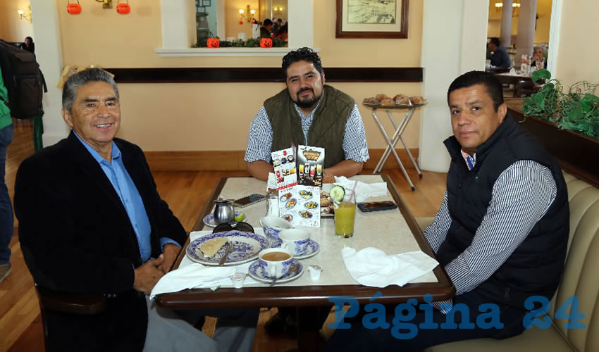 David Mendoza Vargas, regidor en el Municipio de Aguascalientes; Iv&aacute;n S&aacute;nchez N&aacute;jera, diputado local electo; y Arturo Fern&aacute;ndez Estrada, diputado local electo; desayunaron en Sanborns Francia