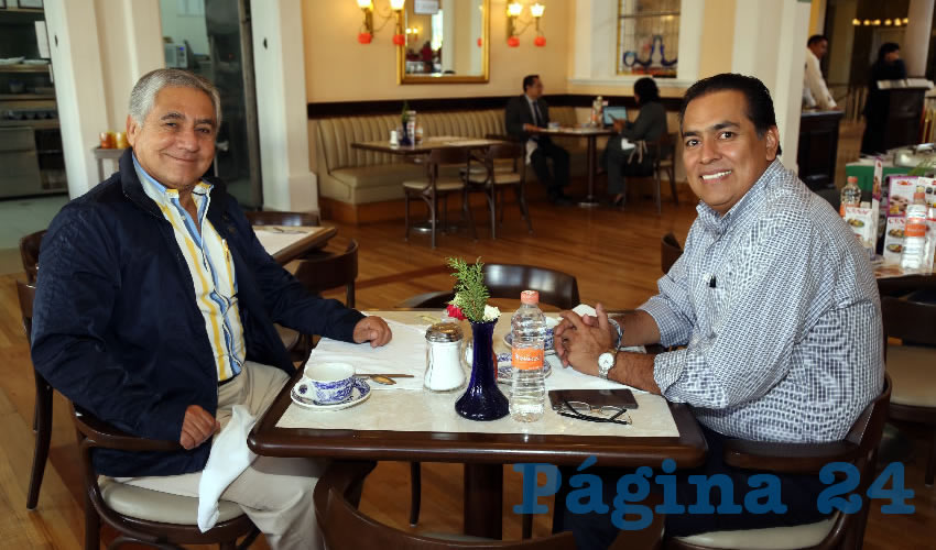 En Sanborns Francia almorzaron Jes&uacute;s Mart&iacute;nez Gonz&aacute;lez, director de Vinculaci&oacute;n y Convivencia Ciudadana de la Oficina Ejecutiva del Presidente Municipal; y Guillermo Alan&iacute;s de Le&oacute;n, diputado local electo y coordinador de los diputados del PAN en la LXIII Legislatura del Congreso del Estado