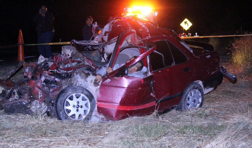 Totalmente destrozado quedó el automóvil Tsuru que manejaba Víctor Alejandro Flores