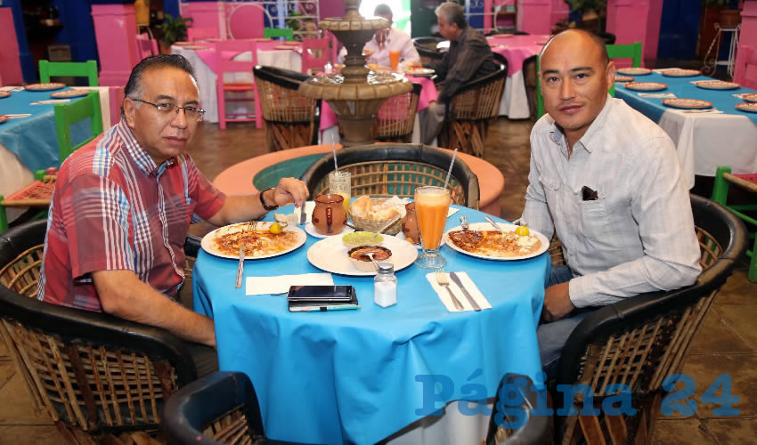 Mario Bravo de Luna y Marcos Zamora D&iacute;az desayunaron en el restaurante La Saturnina