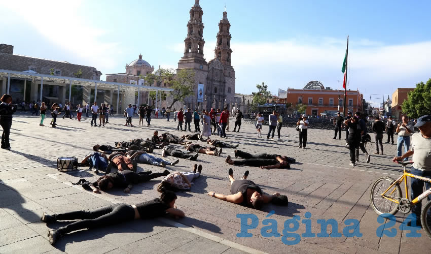 Decenas de mujeres se sumaron al movimiento internacional contra el feminicidio