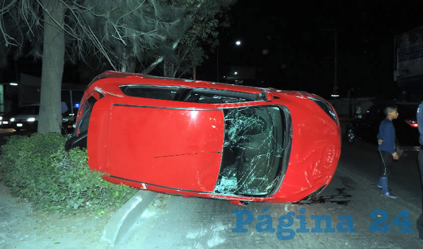 El automóvil Mazda quedó volcado sobre su costado derecho
