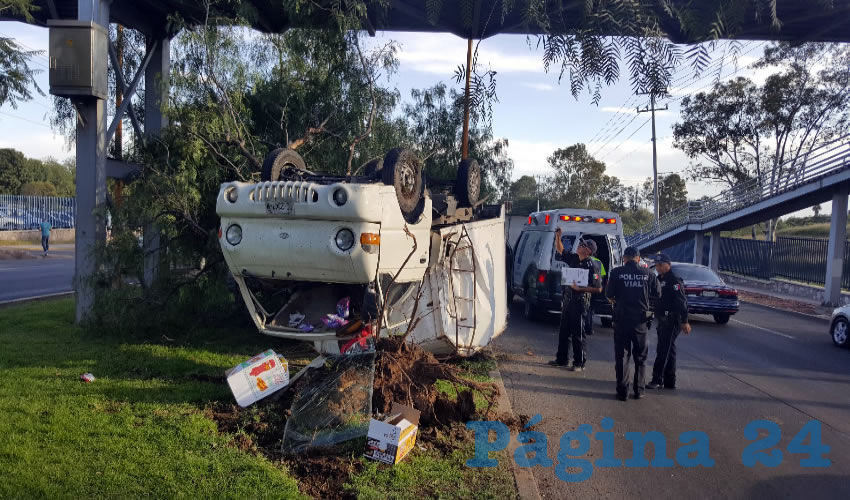 La camioneta choc&oacute; contra un &aacute;rbol y qued&oacute; con las llantas apuntando al cielo