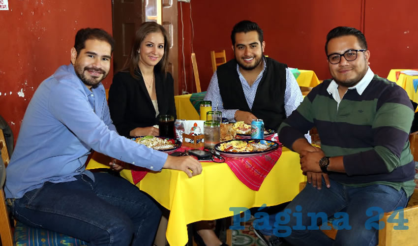 En el Mercadito Gastron&oacute;mico Col&oacute;n compartieron el pan y la sal Rafael Araiza Mora, Anayeli Mu&ntilde;oz Moreno, diputada local; Jos&eacute; Becerra y Daniel Becerra Caldera
