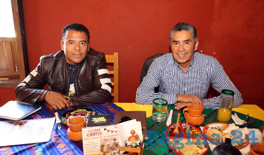 Julio Caudillo Ramos y David Mendoza Vargas, regidor del Municipio, desayunaron en el Mercadito Gastron&oacute;mico Col&oacute;n