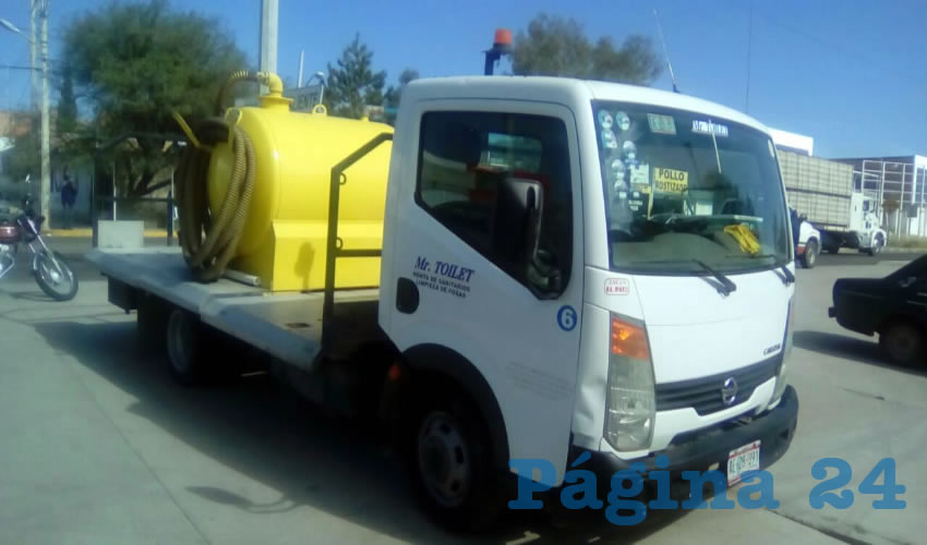 El niño fue arrollada por este camión de la empresa Mr. Toilet