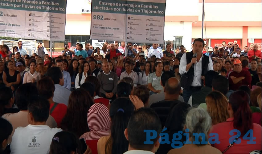 El gobernador del estado, Jorge Aristóteles Sandoval, entregó los enseres domésticos a las familias afectadas por las inundaciones en Tlajomulco y aseveró que no se permitirán nuevas construcciones en zonas de riesgo/Fotos: Francisco Andalón