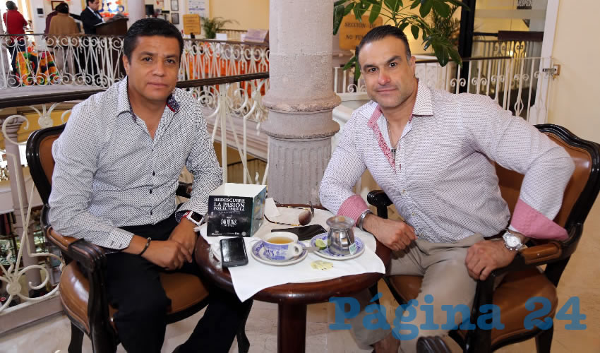 En Sanborns Francia departieron Arturo Fern&aacute;ndez Estrada, diputado local electo, y el arquitecto Mario Gallo
