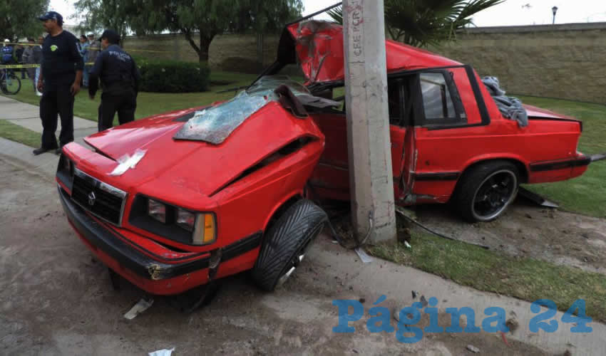 El joven destruyó su vehículo Chrysler Magnum rojo