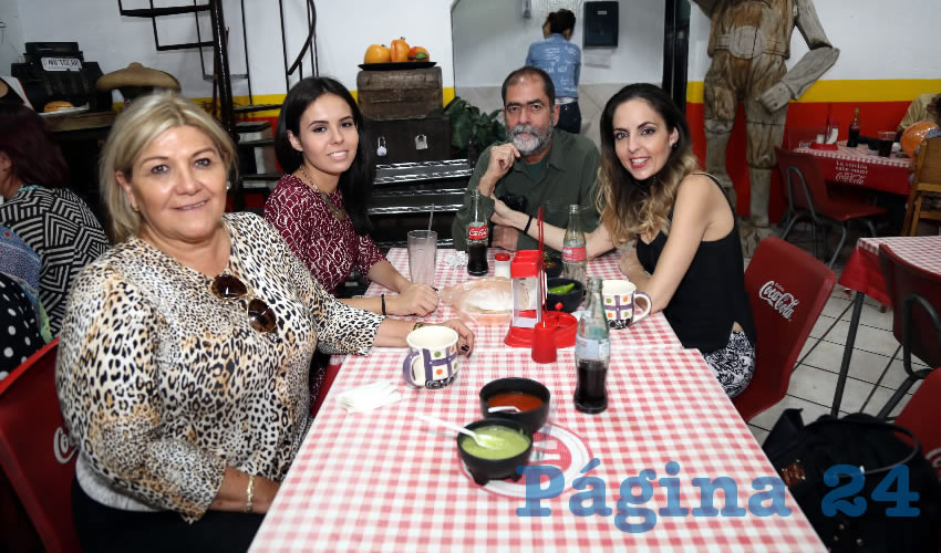En gorditas La Merced compartieron el pan y la sal Olga Imelda Garc&iacute;a, Dayra Georgina Rodr&iacute;guez, Jorge Mart&iacute;n J&aacute;uregui y Paula Mart&iacute;n de Anda