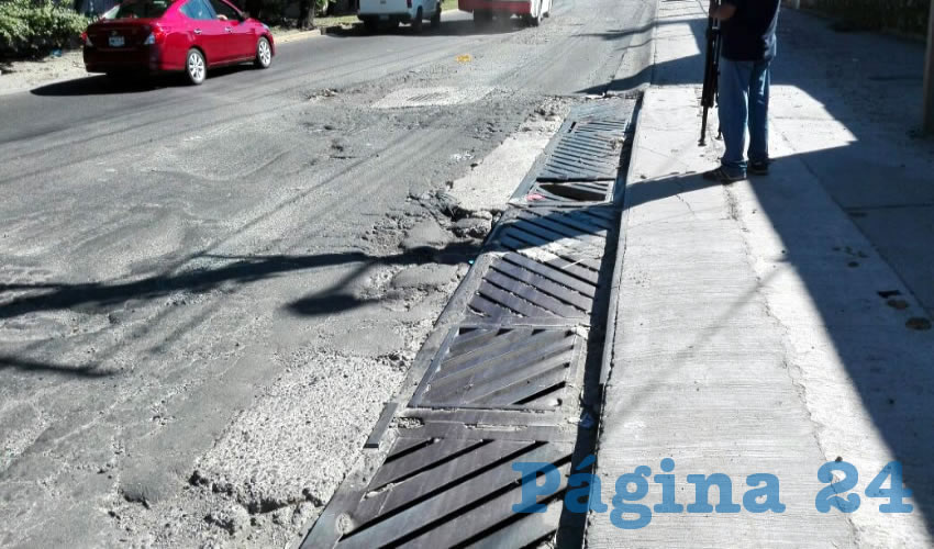 Para llorar se encuentra la lateral de Lázaro Cárdenas que va hacia la Central Camionera Nueva, entre Río Seco y el entronque con la carretera libre a Zapotlanejo; pese a la grave situación que ha provocado infinidad de accidentes, el ayuntamiento de Tlaquepaque no se ocupa de la situación/Fotos: Francisco Andalón López 