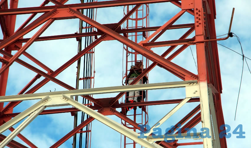 Bomberos sometieron al desequilibrado y lograron bajarlo de la estructura metálica