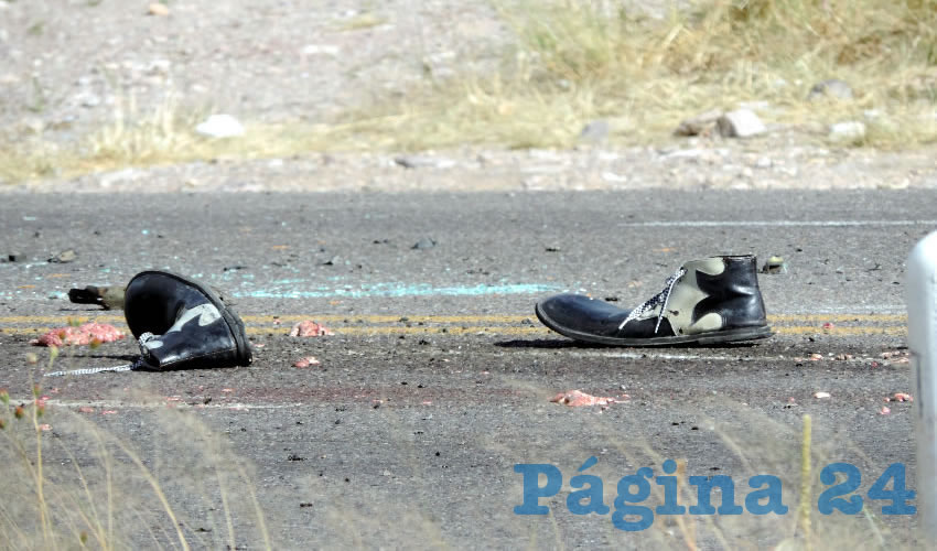 Dos de los zapatos de payaso que portaba una de las víctimas