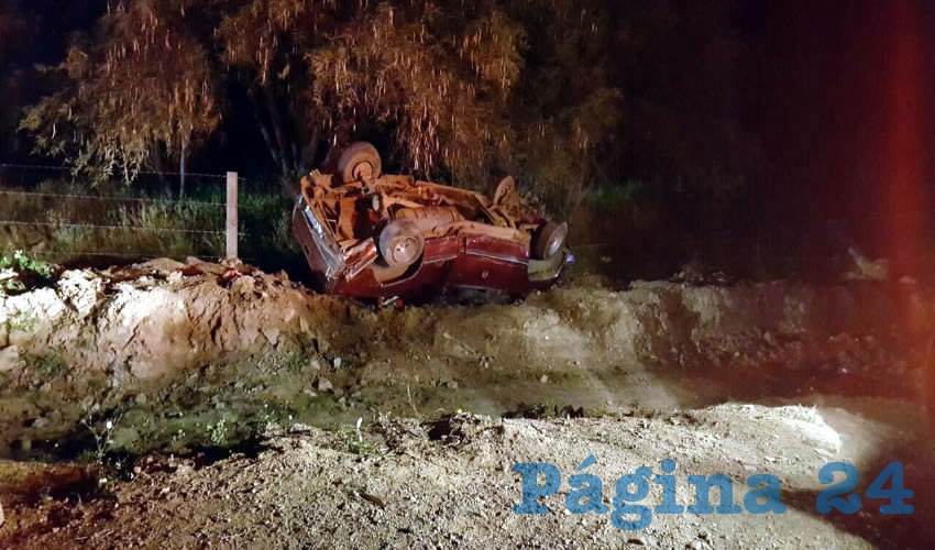 Producto del exceso de velocidad, la camioneta GMC roja se volcó