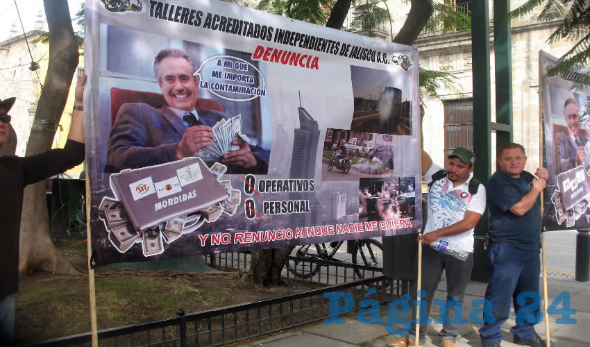 Miembros de talleres acreditados para la verificación controlada se manifestaron afuera del Congreso local para exigir a este poder llame a cuentas al secretario de Movilidad, Servando Sepúlveda, por su marcado desinterés en aplicar el programa y mejorar la calidad del aire/Fotos: Francisco Tapia