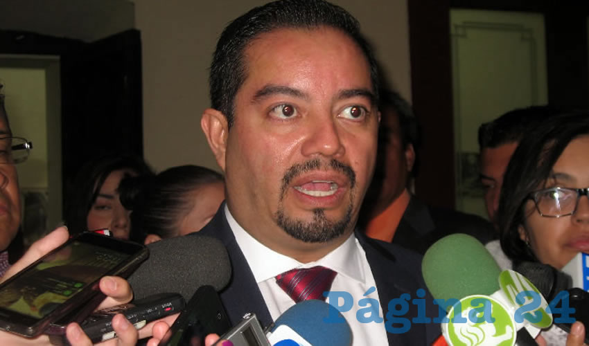 El abogado Víctor Hugo Hernández Escobedo entregó una solicitud de juicio político contra Luis Carlos Vega Pámanes, presidente del Poder Judicial de Jalisco, “por los posibles ilícitos en los que incurrió derivado de una llamada [en la que] se advierte delito de cohecho y demás derivados del propio audio”/Foto: Francisco Tapia 