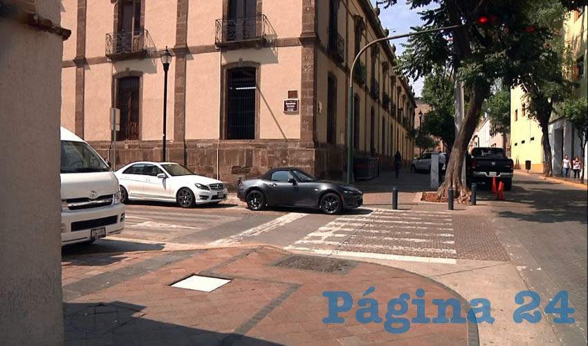 En el caso de la ley de movilidad, la infracción podría ir de los 73 a los 365 pesos, por estacionarse en zona prohibida en calle local, según lo establece el artículo 176 de dicha normatividad; en el caso de la ley de ingresos de Guadalajara, la multa por tapar la rampa y la zona peatonal asciende va de los mil 638 a los 3 mil 276 pesos