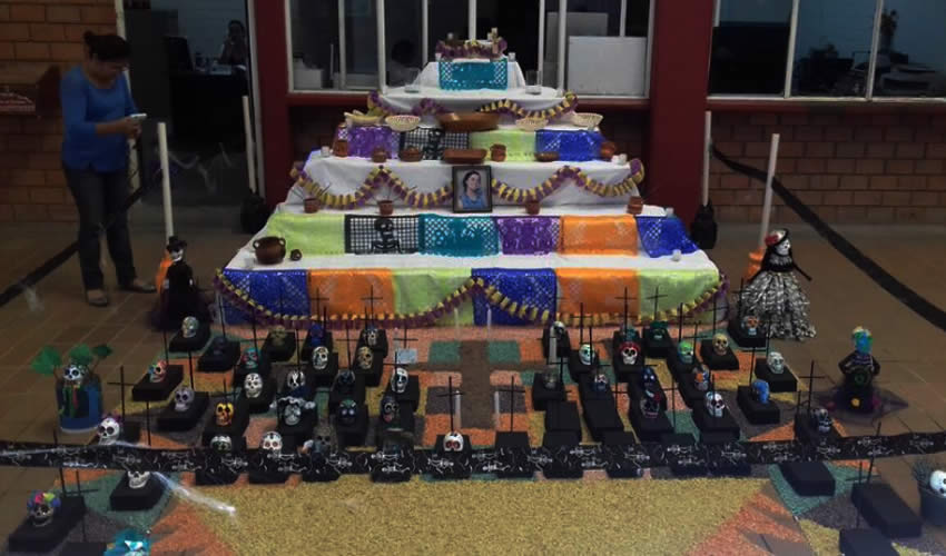 En el patio central del Organismo Operador de Servicios de Agua, los empleados montaron el tradicional Altar de Muertos, en recuerdo de sus compañeros fallecidos