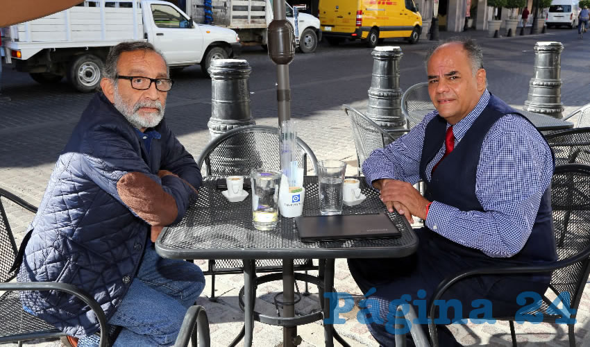 En Caf&eacute; Punta del Cielo departieron Enrique Rodr&iacute;guez Varela, profesor investigador de la UAA, y Eugenio Nu&ntilde;o