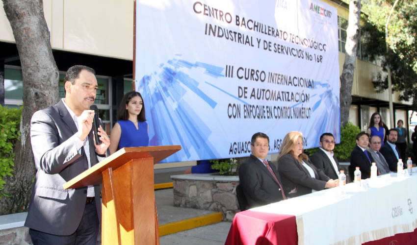 En evento celebrado en el CBTIS 168, el presidente municipal dio la bienvenida a los becarios que acuden para capacitarse y fortalecer su formación académica