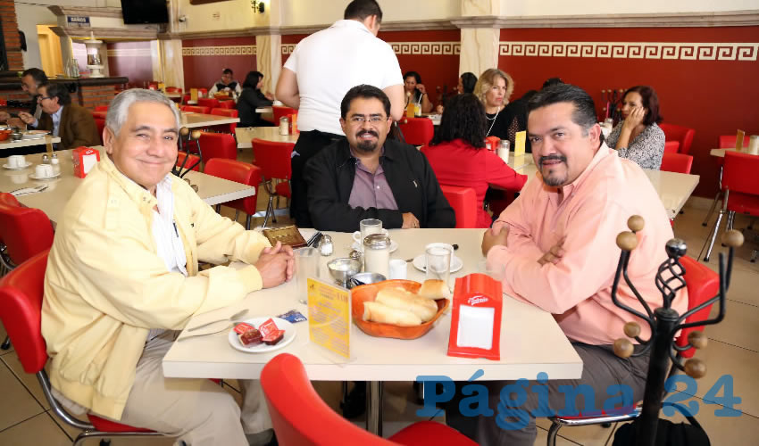 En el restaurante Mitla desayunaron Jos&eacute; de Jes&uacute;s Mart&iacute;nez Gonz&aacute;lez, director de Vinculaci&oacute;n y Convivencia Ciudadana de la Oficina Ejecutiva del Presidente Municipal; &Oacute;scar Hern&aacute;ndez Valdez, director jur&iacute;dico del Congreso del Estado; y Fernando Mu&ntilde;oz Gonz&aacute;lez, abogad