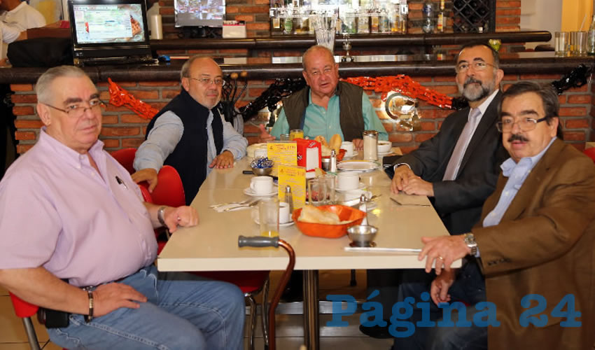 Jos&eacute; Ram&iacute;rez de la Torre, Juan Francisco Casillas, Jes&uacute;s Rangel Espinoza, Eduardo Mart&iacute;n J&aacute;uregui, titular de la Comisi&oacute;n Estatal de los Derechos Humanos de Aguascalientes; y Manuel Ram&iacute;rez de la Torre, compartieron el pan y la sal en el restaurante Mitla