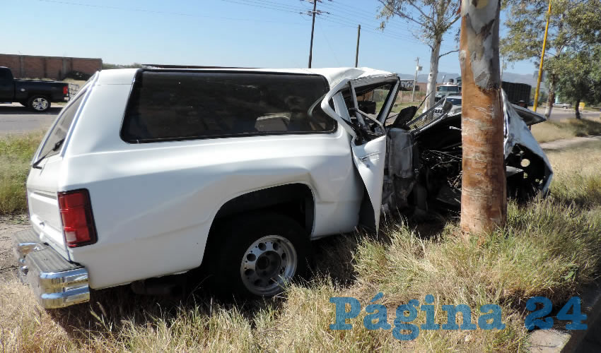 La camioneta qued&oacute; destrozada al estamparse contra un &aacute;rbol
